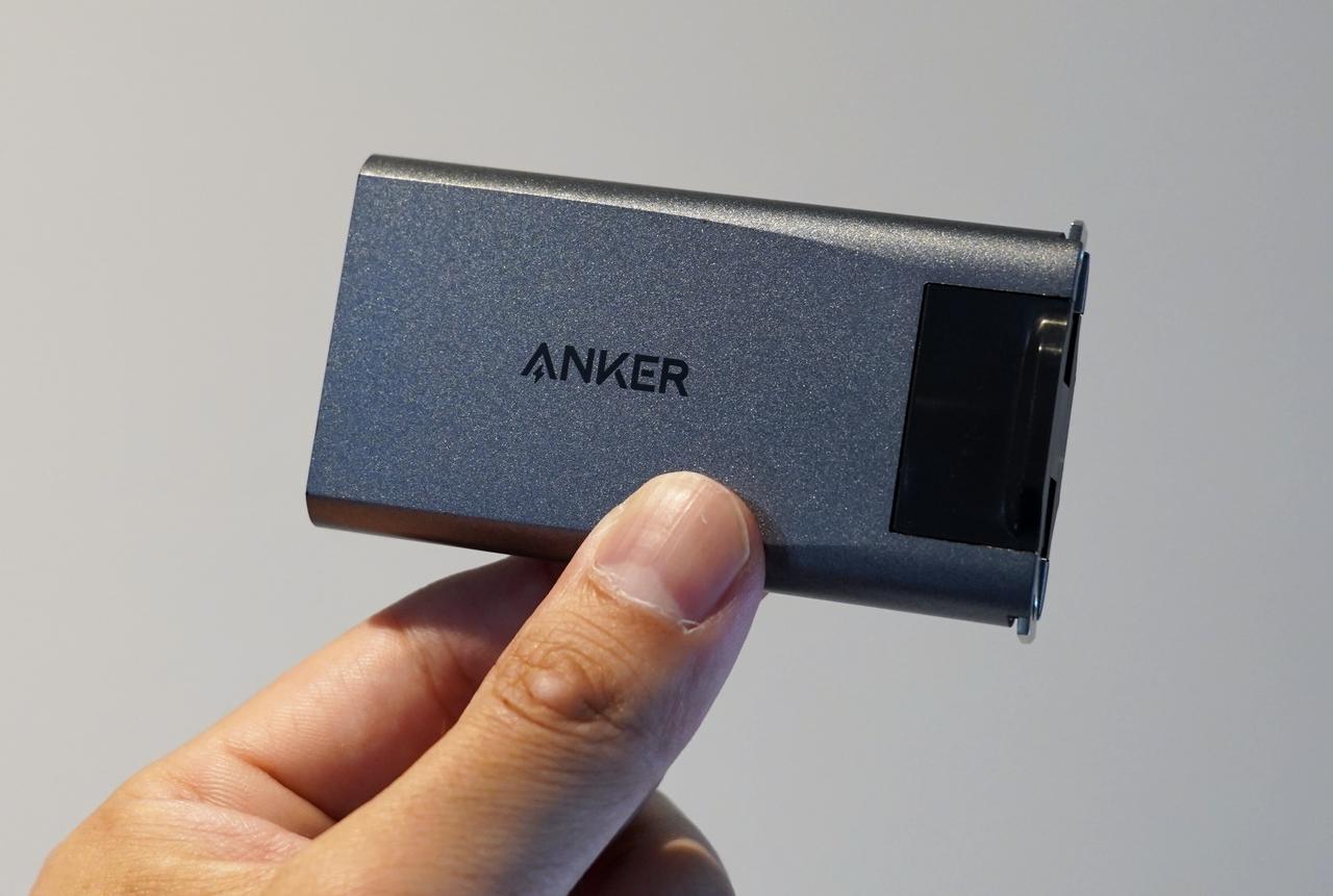 これはAnkerの新作、｢変形する充電器｣。どう変形するか、わかったらきっと天才