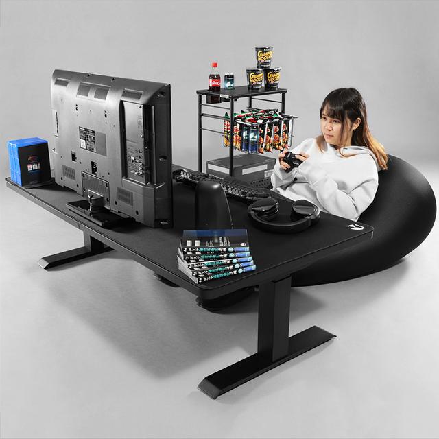人間をだめにするクッションと合わせて使えるゲーミング昇降デスク 