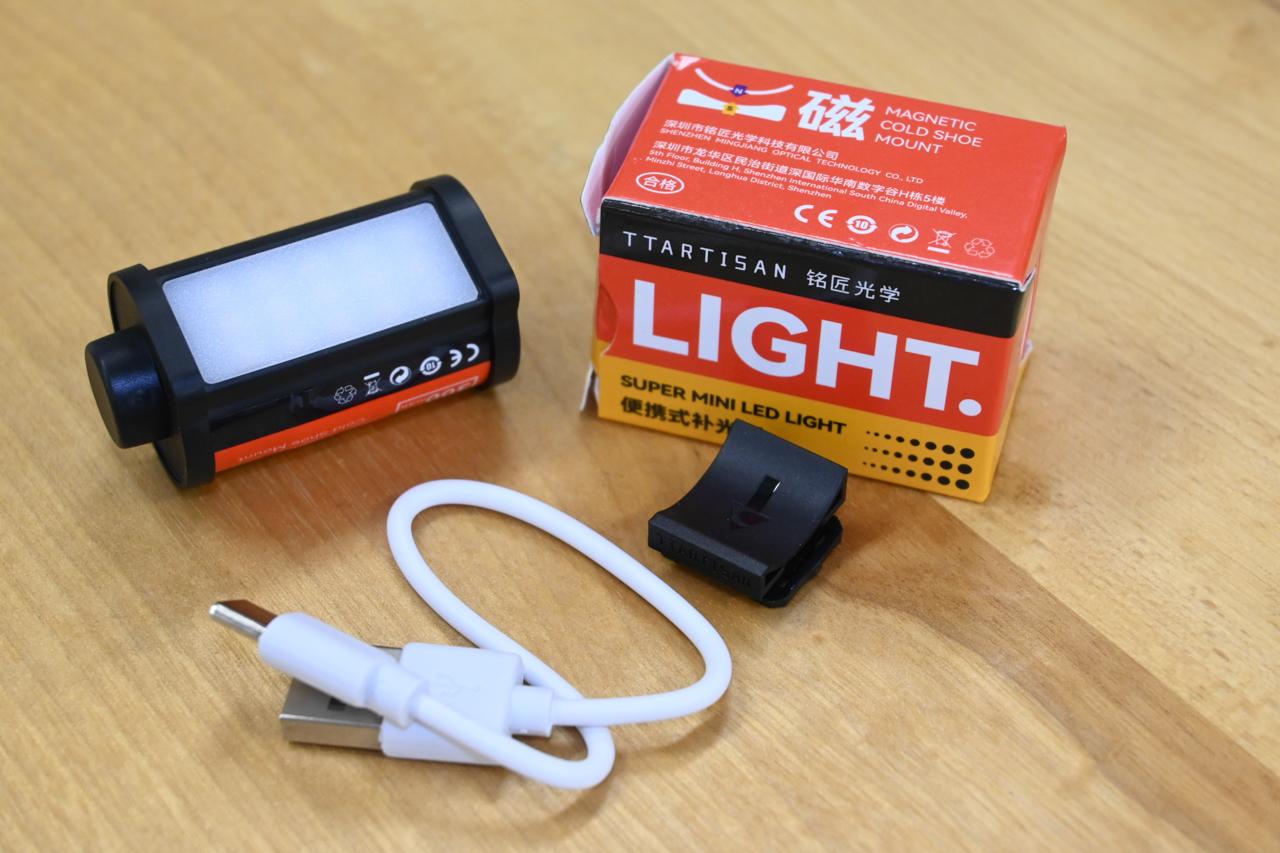 カメラに付けられる35mmフィルムみたいなLEDライト。買ったので使って