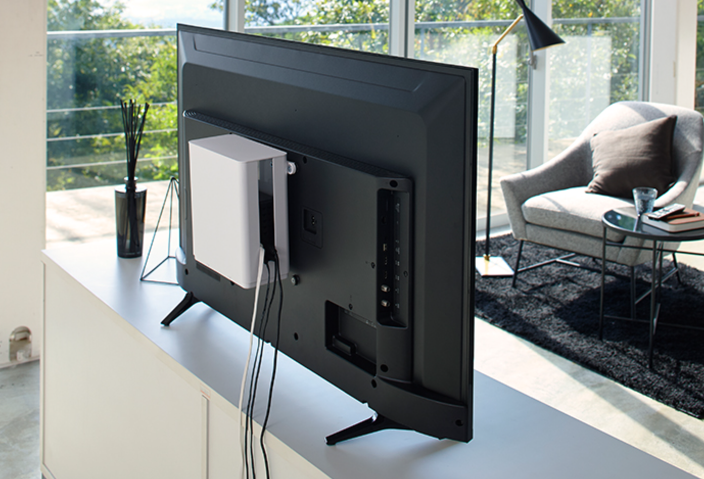 さらば、ごちゃごちゃ配線。山崎実業のルーター収納ケースでテレビ裏に隠してスッキリ