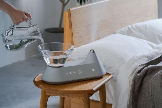 スマートなデザインの加湿器で夏も充分な保湿を！ 光や音の演出