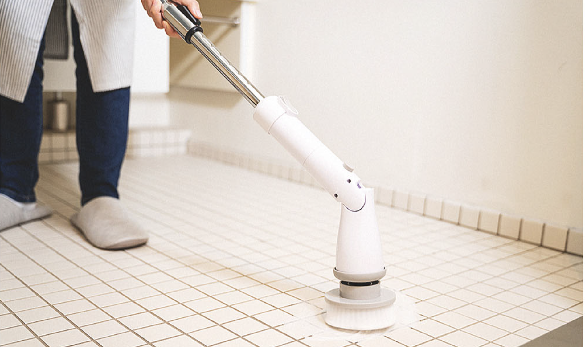かがんでお風呂掃除は終了。汚れ落ち抜群「電動デッキブラシ」があるぞ