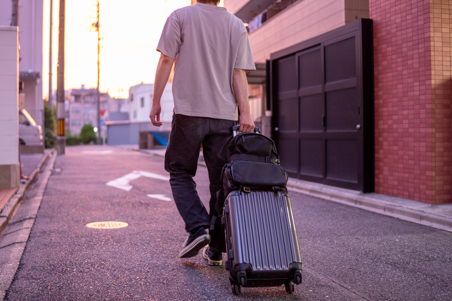 スーツケース旅行のサブバッグが快適になる便利アイテム「マグ