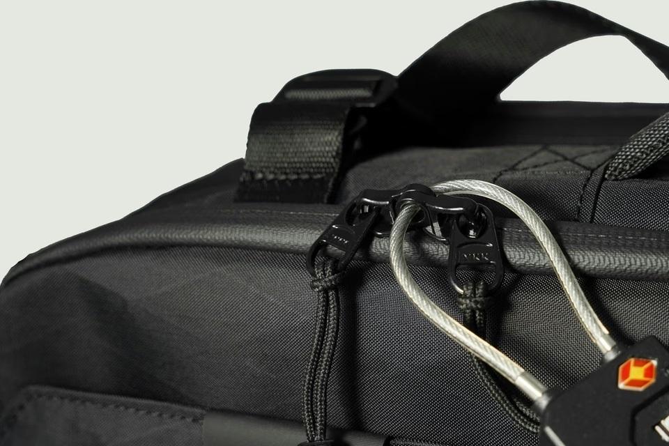 このリュック、高強度のX-PACを全面採用。20L→33Lに容量拡張できる