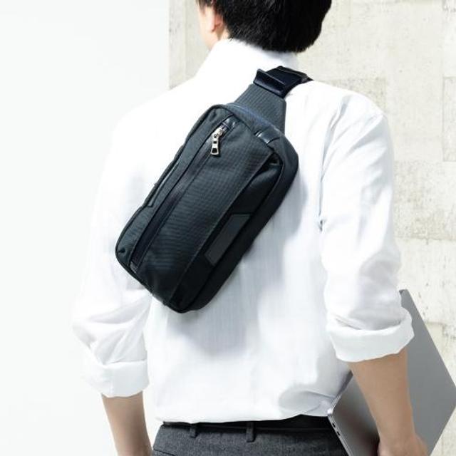 バックルはそのまま使用。ANAのシートベルトを再利用したバッグ 