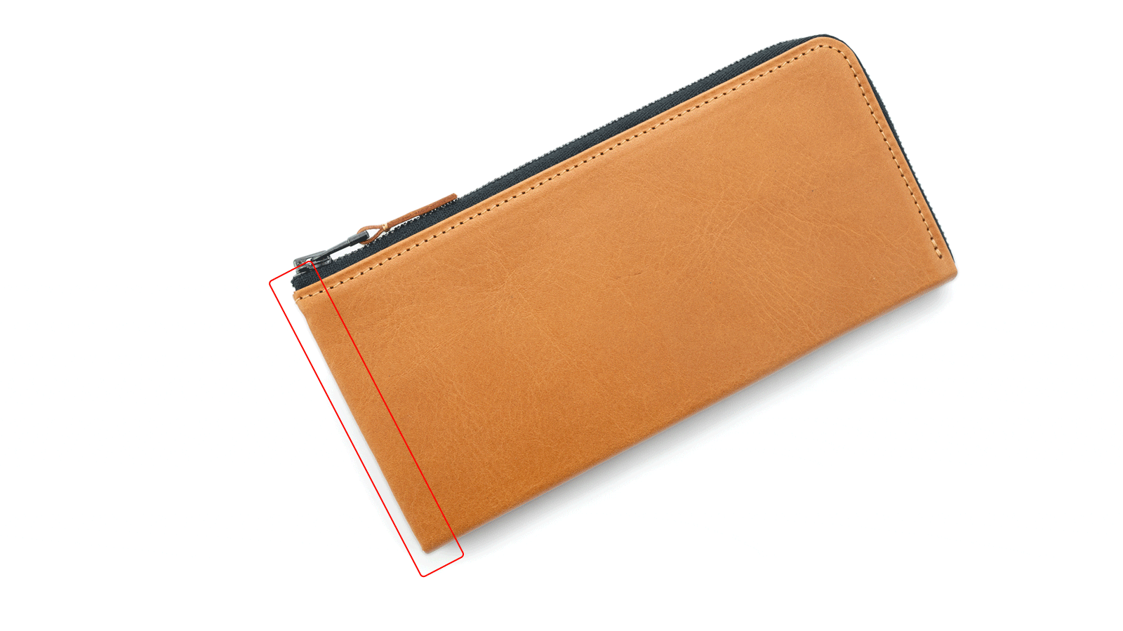 ほぼ紙幣と同じサイズ。ユニークな収納も備えたコンパクトレザー長財布