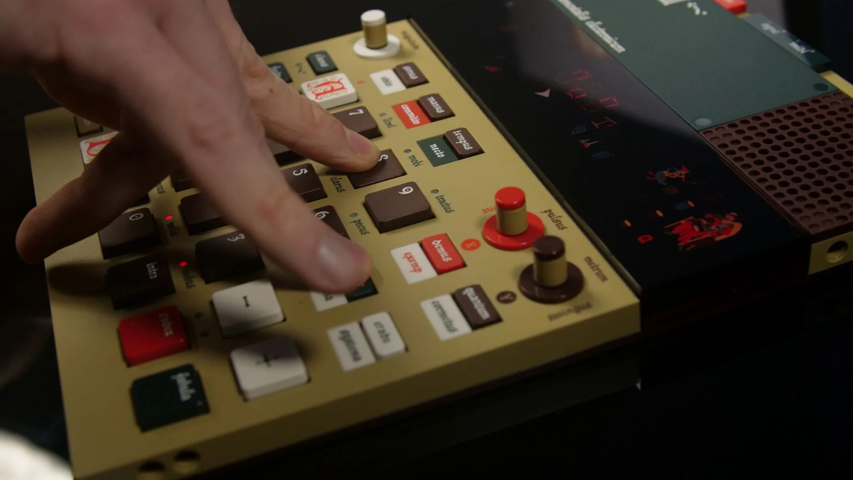 ココロ高鳴るヘンテコ楽器。中世シンセ「EP-1320 Medieval」レビュー