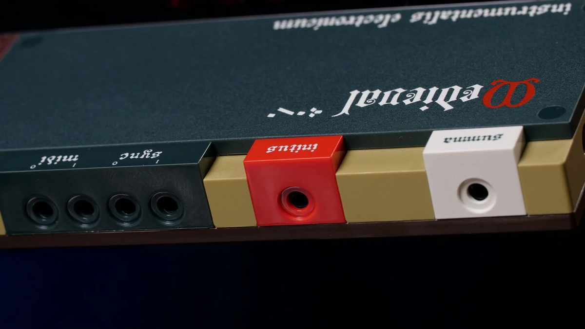 ココロ高鳴るヘンテコ楽器。中世シンセ「EP-1320 Medieval」レビュー 