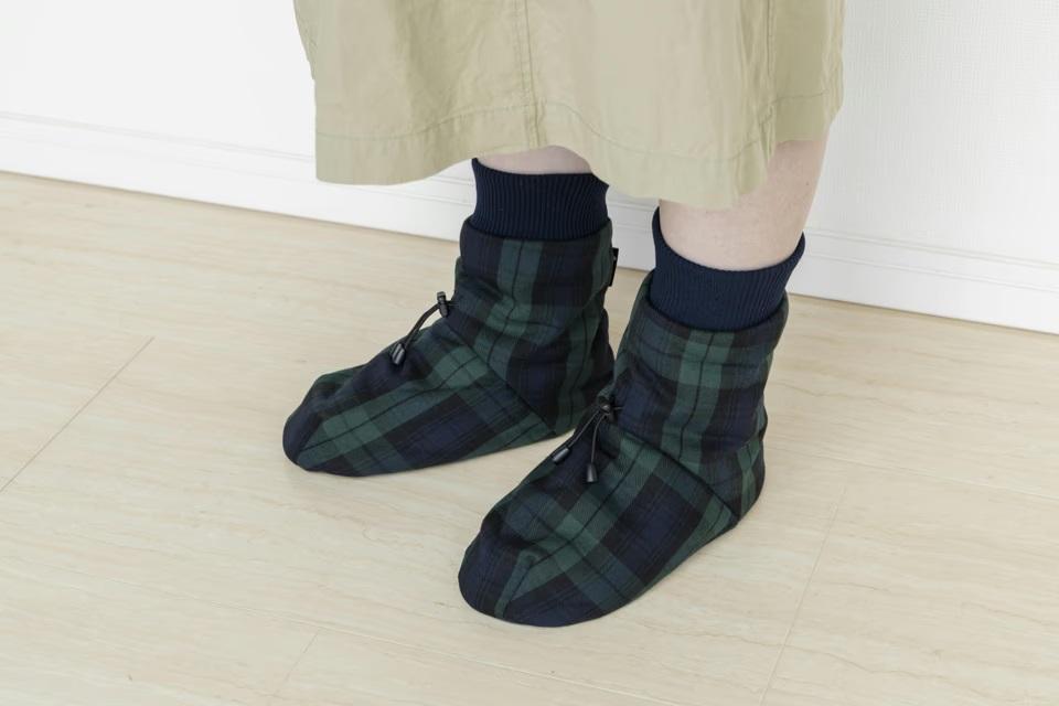 【新品未開封】着る寝袋 モモンガ 本体＋ルームソックスシューズ 各一点 未来の暖房服】着てすぐぽっかぽか！伝統的なトラッド柄が新登場