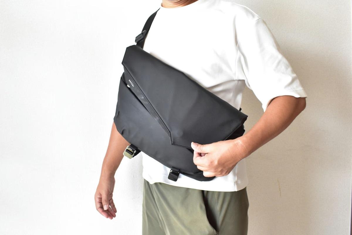 スリムなのに大容量！ 5cm厚スリングバッグでスマートにMacbookと一眼