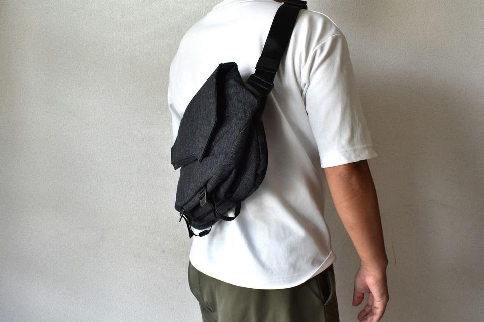 スリムなのに大容量！ 5cm厚スリングバッグでスマートにMacbookと一眼