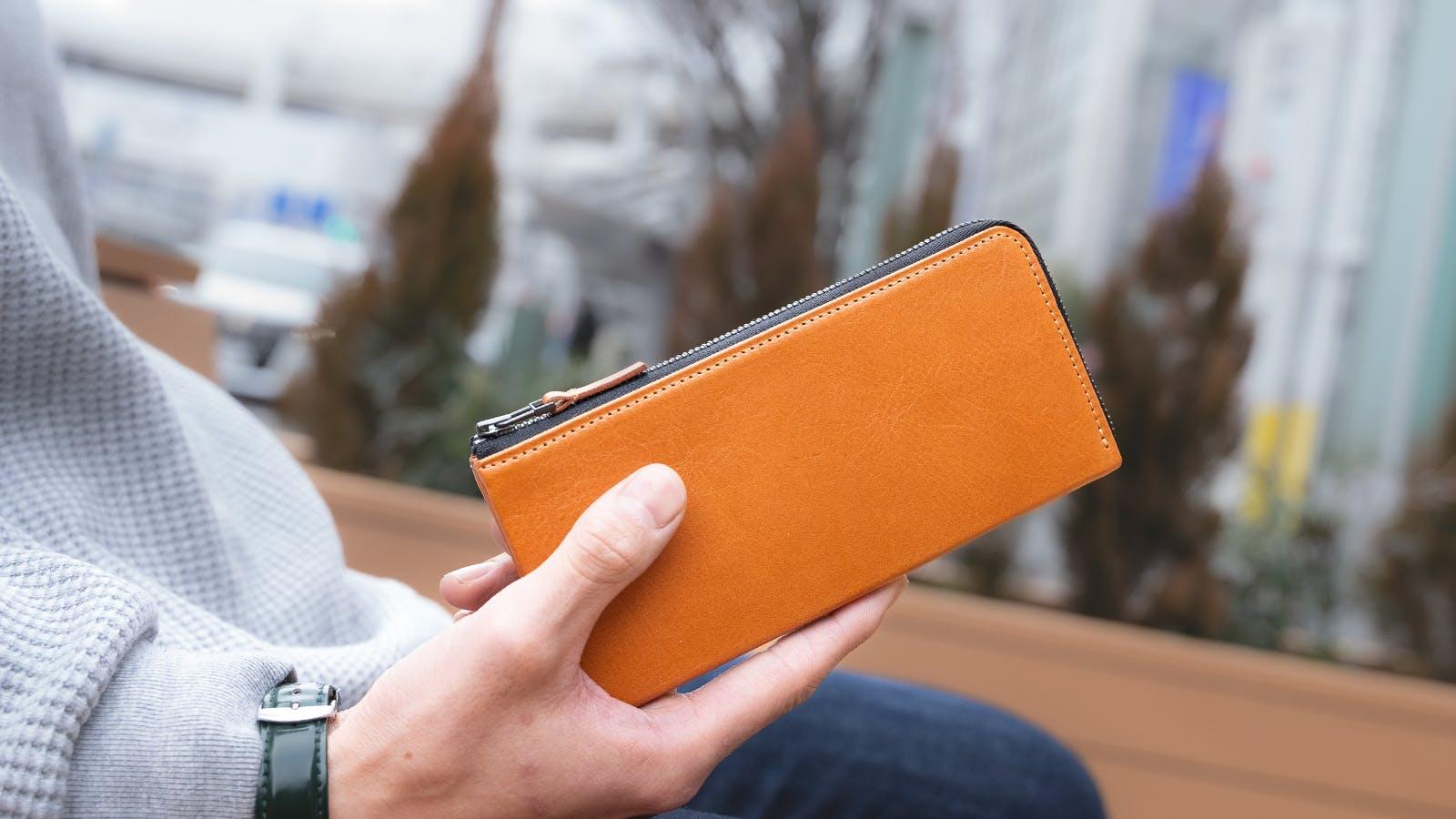 ほぼ紙幣と同じサイズ。ユニークな収納も備えたコンパクトレザー
