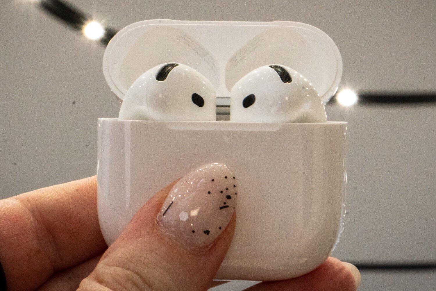 240911airpods4handson.jpg?w=1280