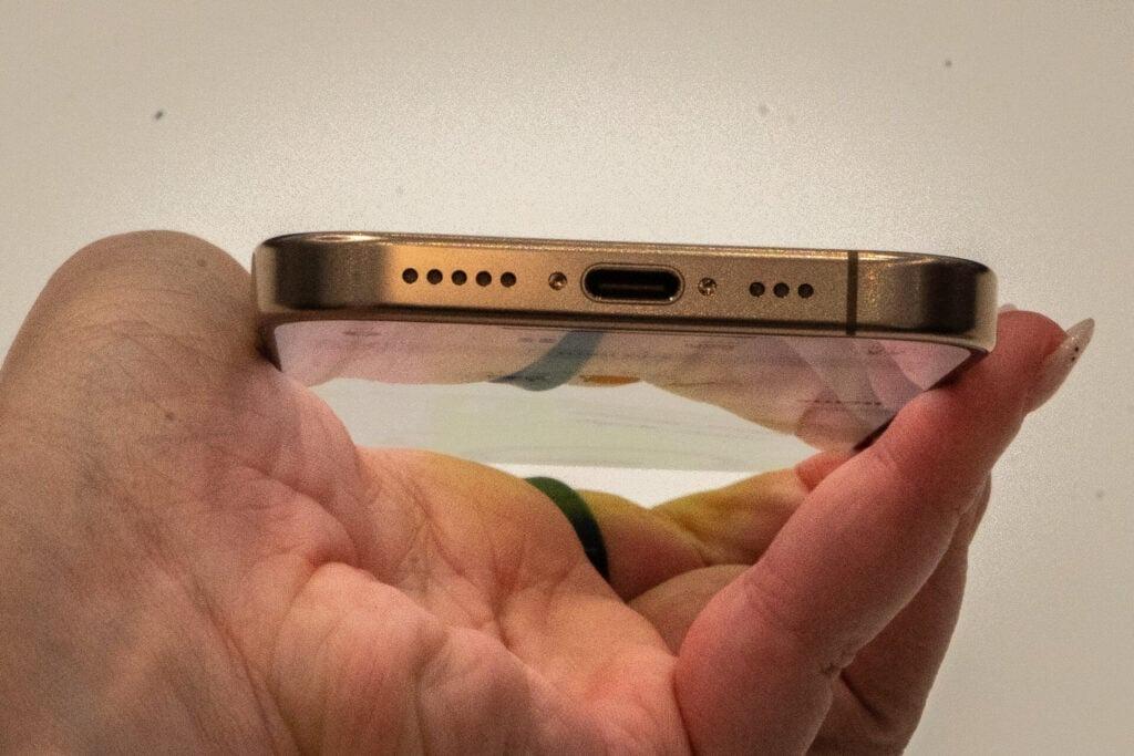 iPhone 16 Pro、デモ会場で圧倒的人気はデザートチタニウム iPhone 16 Pro、デモ会場で圧倒的人気はデザートチタニウム