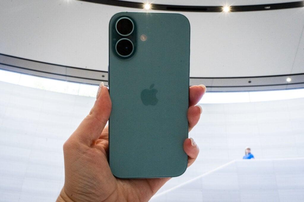 iPhone 16 Pro、デモ会場で圧倒的人気はデザートチタニウム iPhone 16 Pro、デモ会場で圧倒的人気はデザートチタニウム