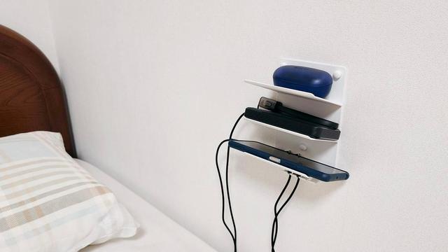 値下スタンド 枕元 スタンド インテリア3 スマホを枕元においたまま睡眠｣から卒業。山崎実業の壁付けラックは