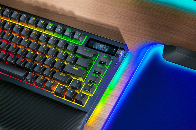 Razerの新しいワイヤレスキーボードに有機ELディスプレイが搭載