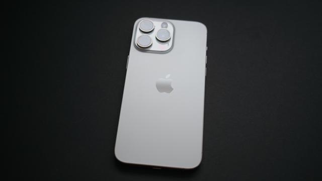 僕が｢iPhone 16 Pro Max｣と｢iPhone 15 Pro Max｣を2台持ちする理由 