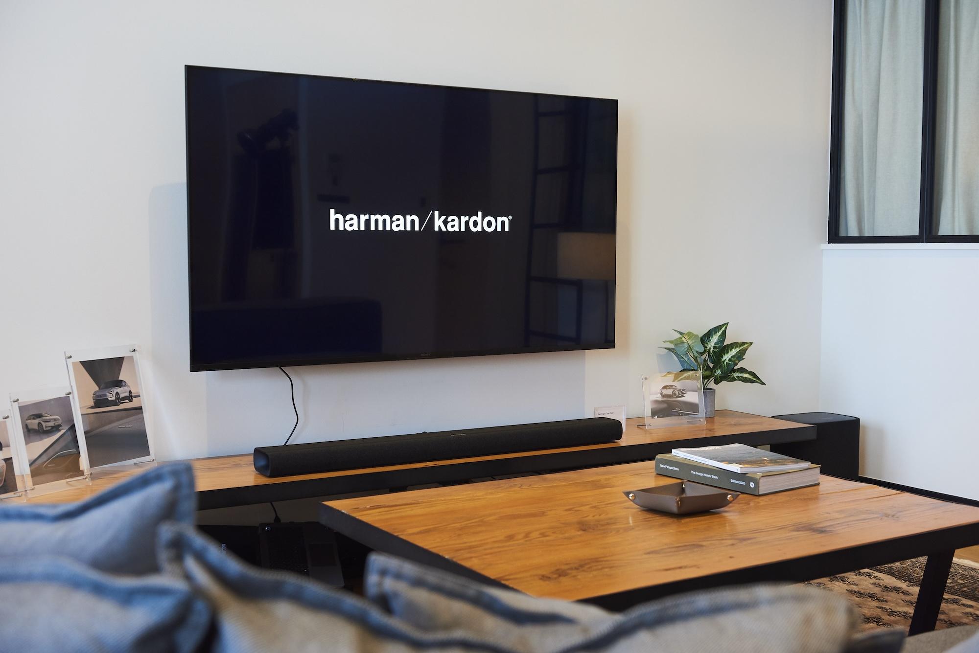 JBL新型｢TOUR PRO 3｣は、トランスミッター機能がすごい。HARMAN