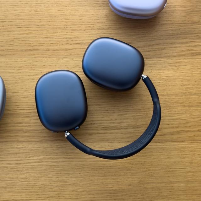 AirPods Maxのカラーがけっこう変わってました | ギズモード