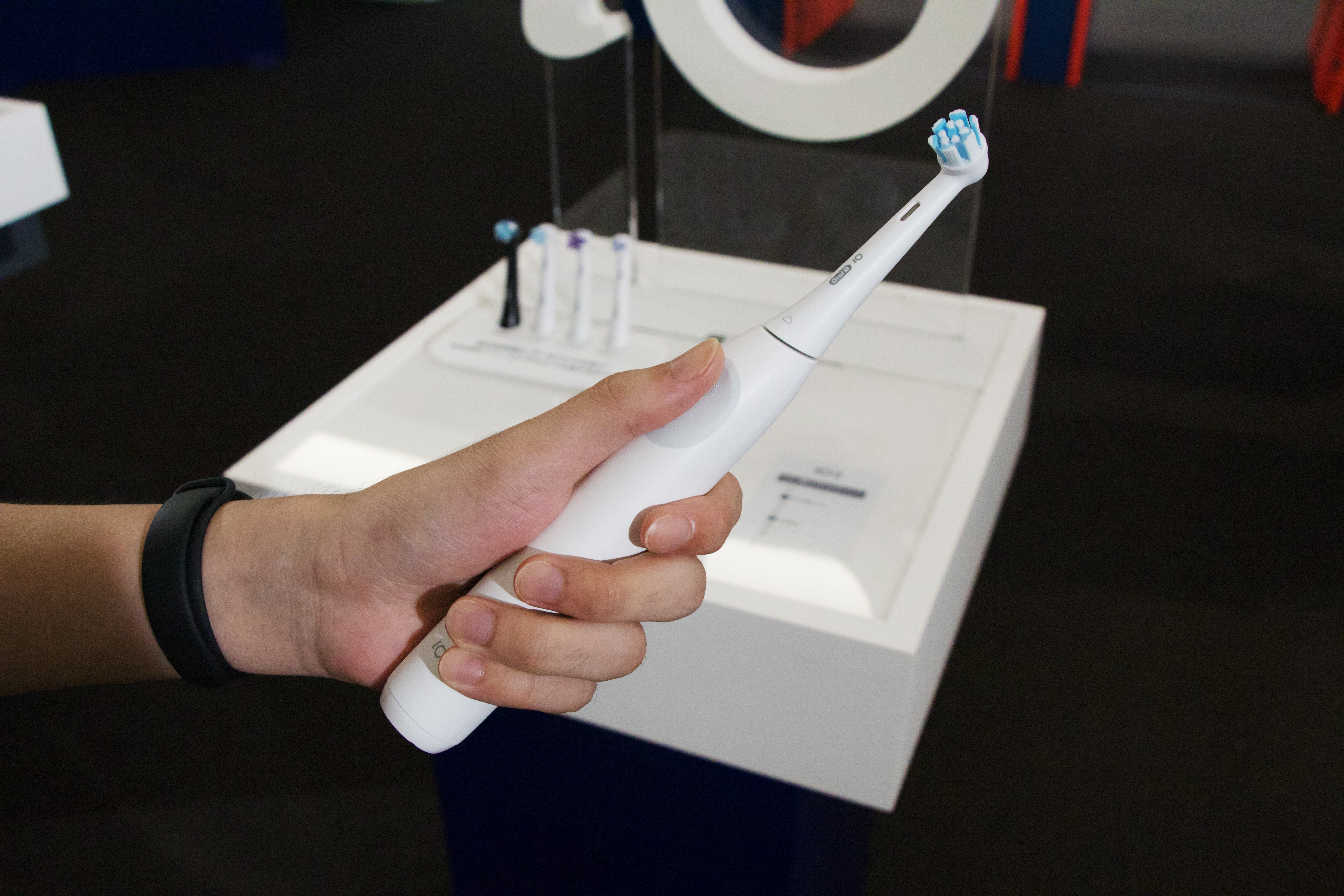 初めての電動歯ブラシ。機能がシンプルな｢オーラルB iO2｣が良い