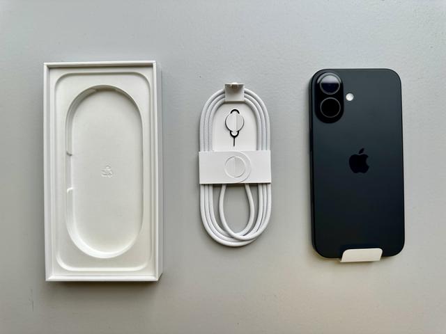 開封】iPhone 16を、アンボックス！ | ギズモード・ジャパン