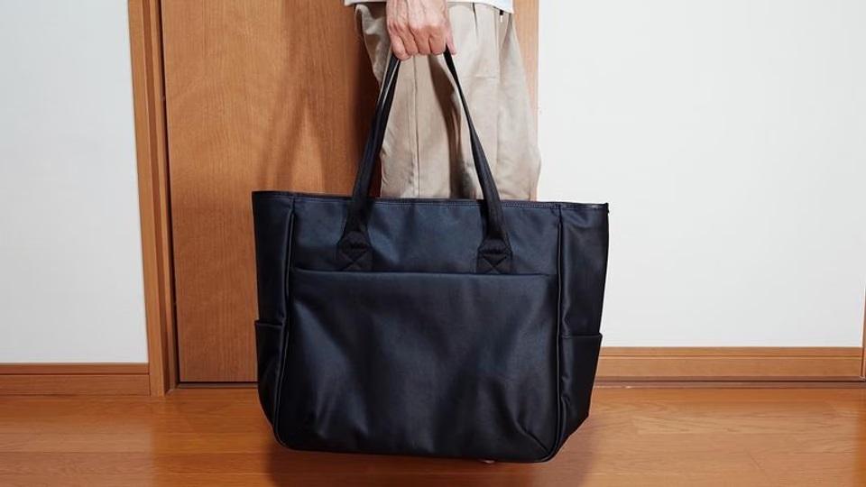 色褪せない高耐久素材を採用。機能的で使い勝手のいいトートバッグが