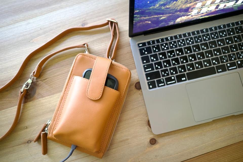 スマホ迷子防止にも。「財布一体型ポーチ」がスマホ持ち運びの最適解