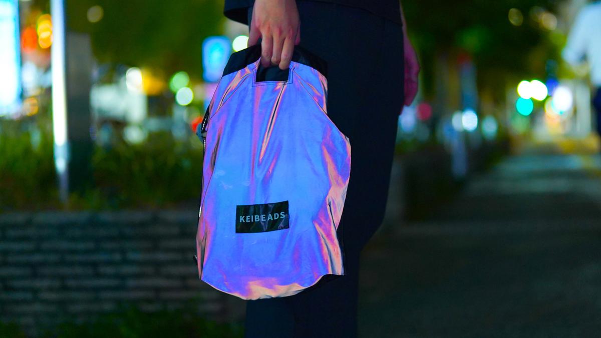 オーロラ反射でしっかりアピール！ 夜道の安全対策もできるショルダー 
