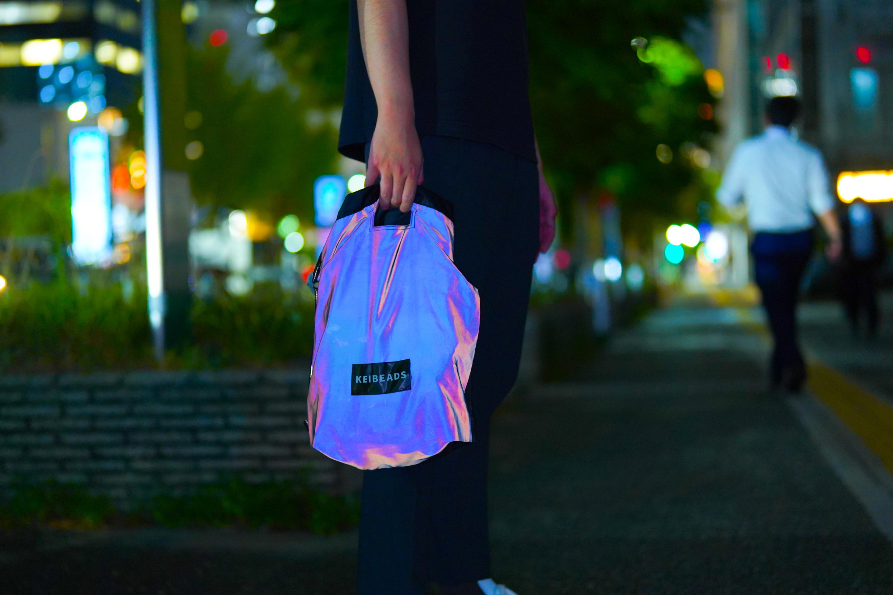 オーロラ反射でしっかりアピール！ 夜道の安全対策もできるショルダー