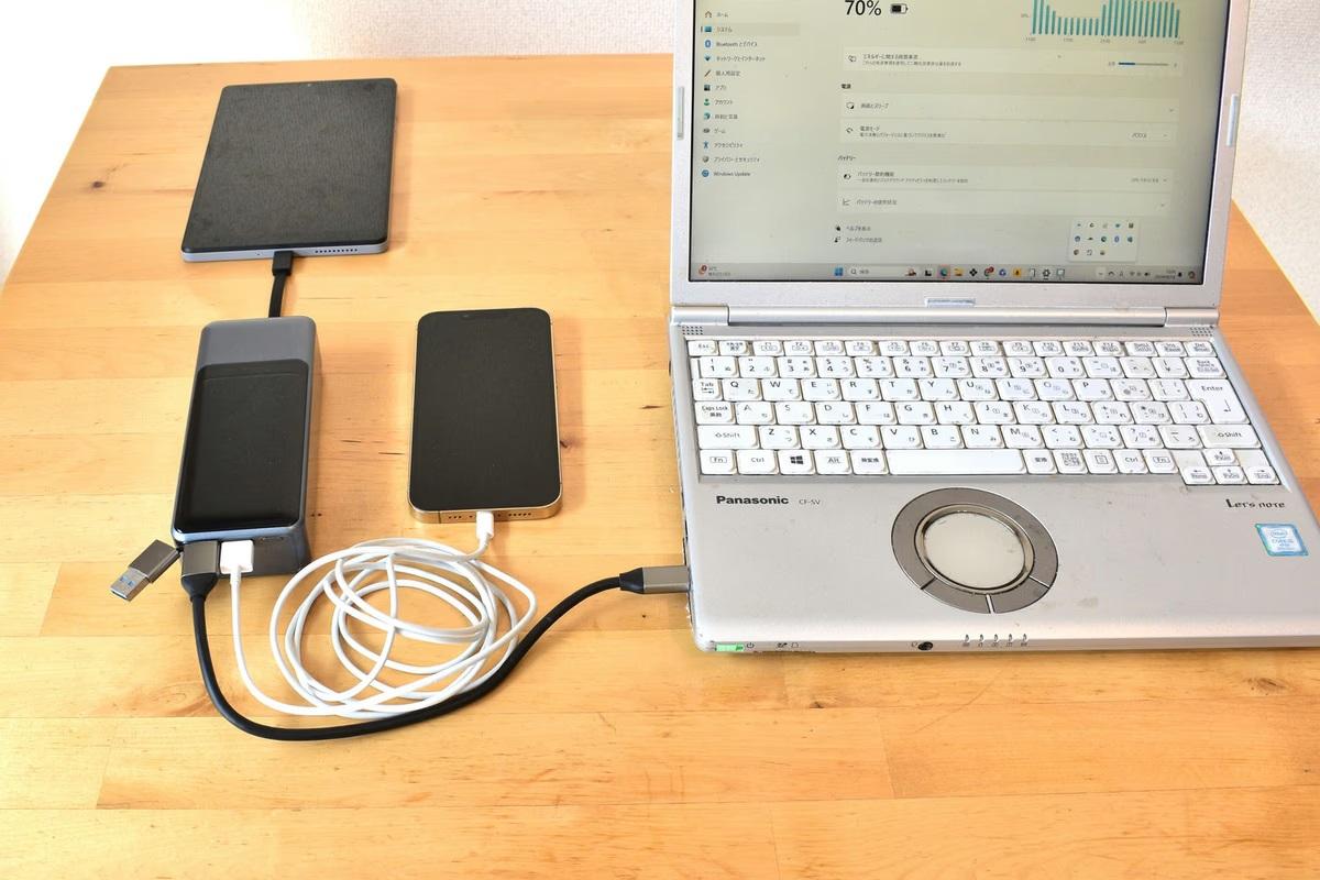 最大3台同時充電できるモバイルバッテリーなら、スマホもPCもまとめて