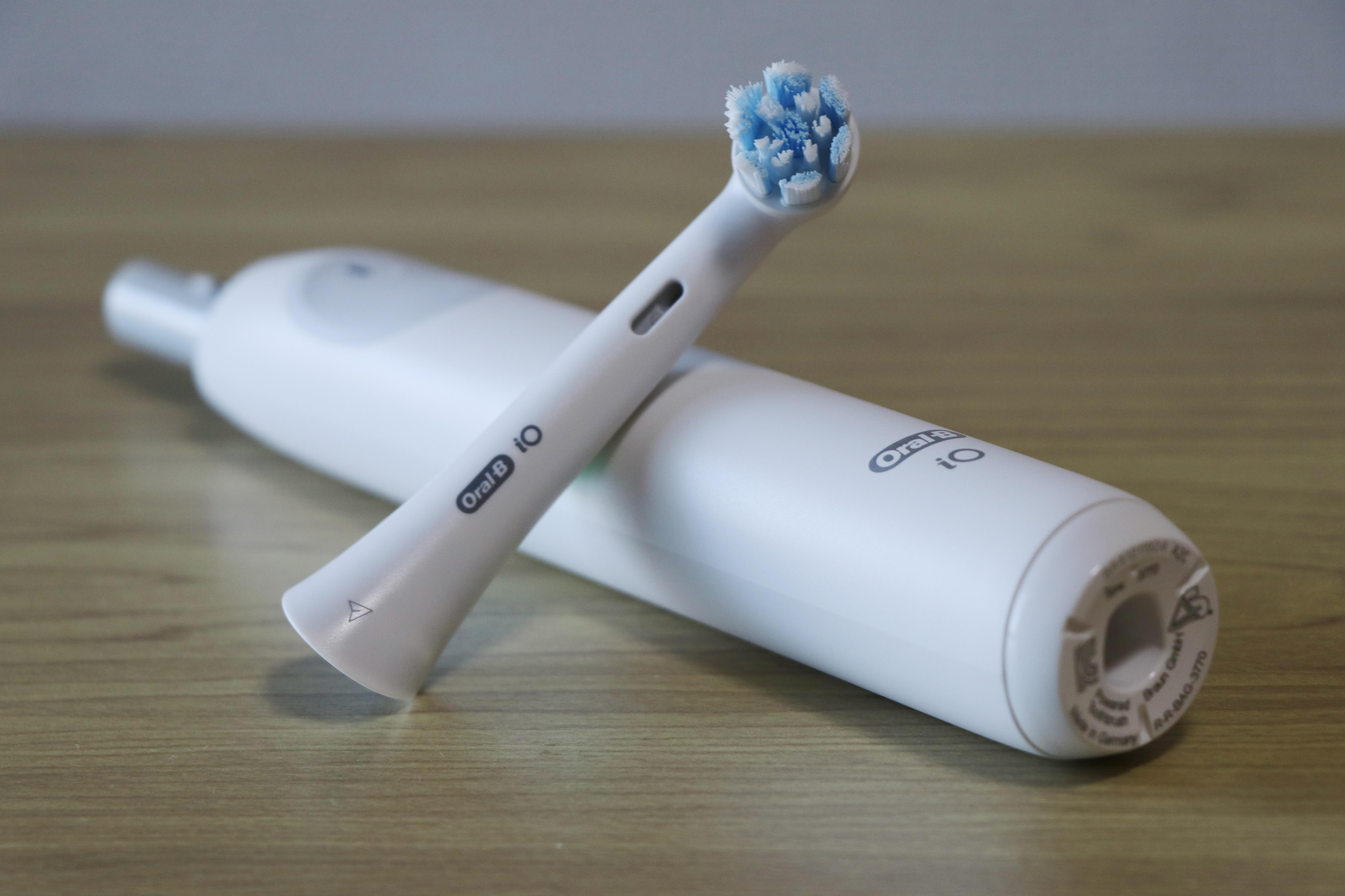 新品 オーラルB iO2S電動歯ブラシ本体 電動歯ブラシ ブラウンオーラルB 公式 | iO2（ホワイト / 白