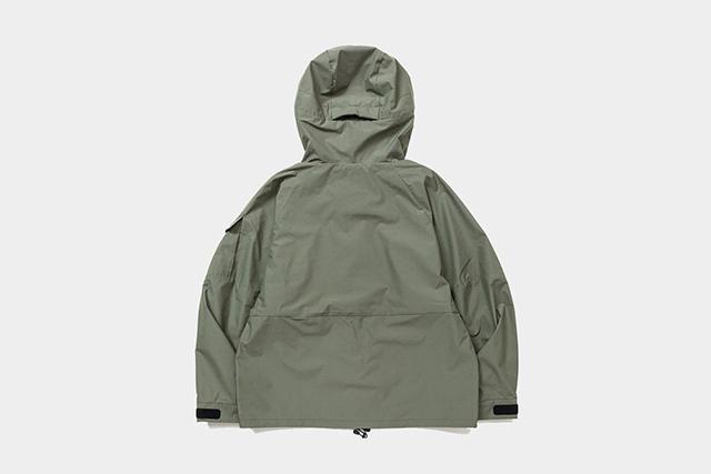 日本古来の雨具｢蓑｣をヒントにした機能服。水を滑らせるという新