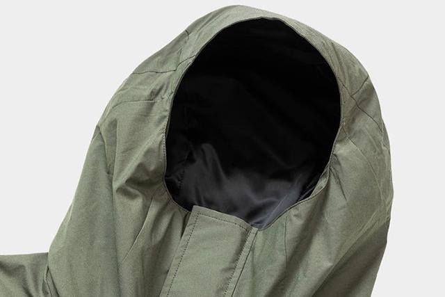 日本古来の雨具「蓑」をヒントにした機能服。水を滑らせるという新 日本古来の雨具「蓑」をヒントにした機能服。水を滑らせるという新