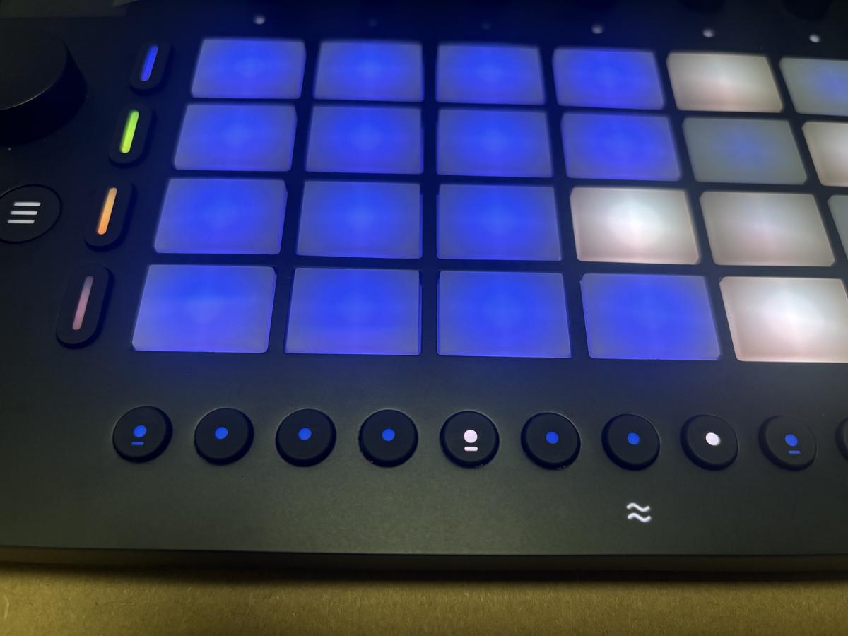 【美品】Ableton Move 【本日限り】 ableton Move 【スタンドアロンポータブルガジェット】(エイブルトン