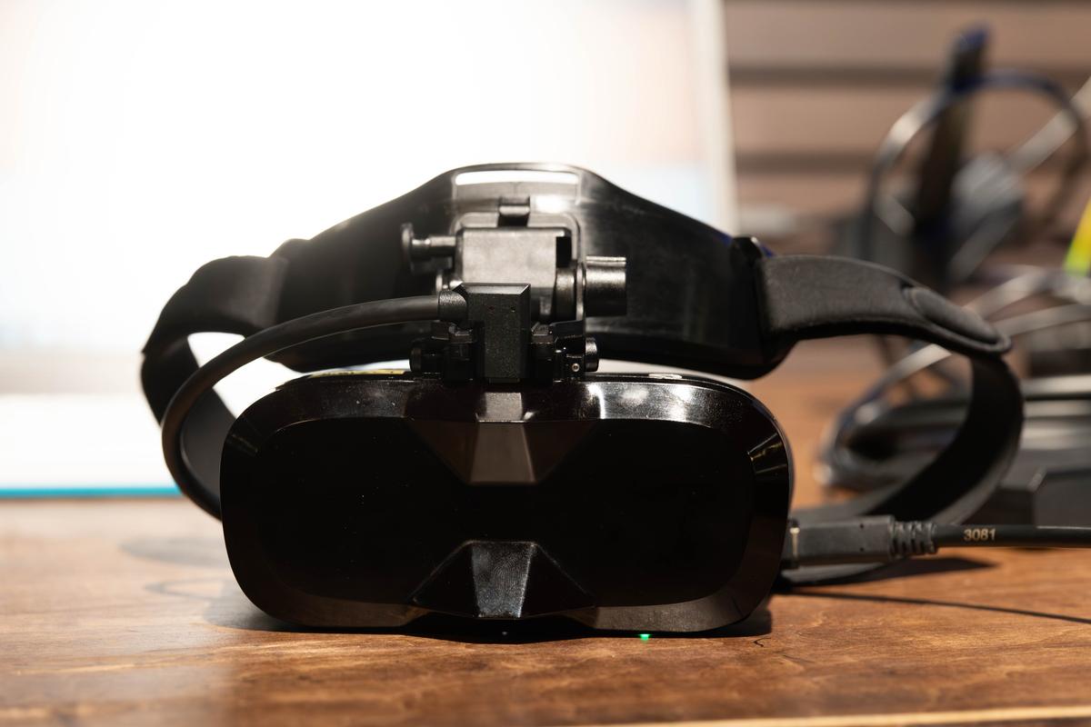 軽いのにハイパー高画質な“VR”ヘッドセット「MeganeX superlight 8K 