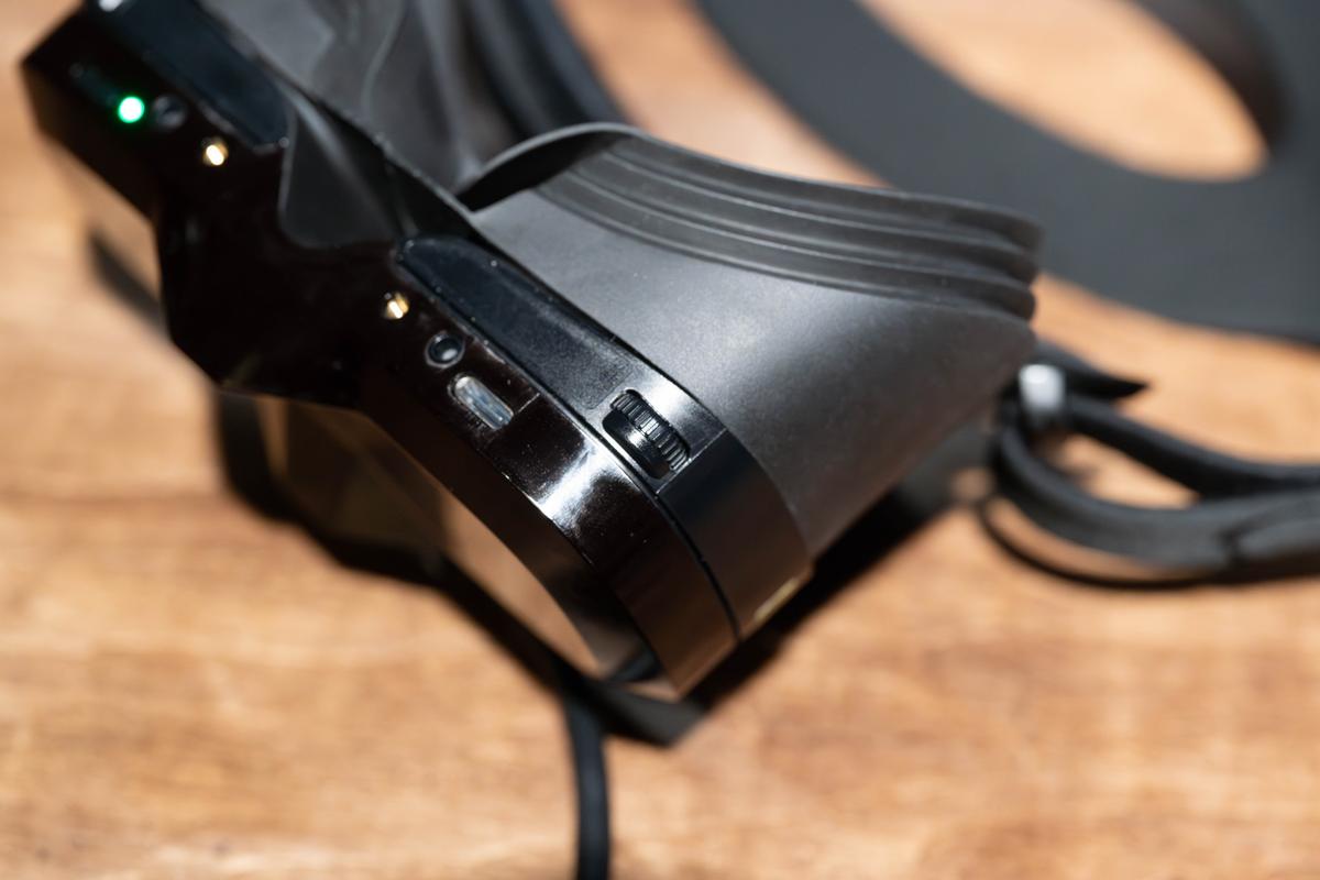 軽いのにハイパー高画質な“VR”ヘッドセット「MeganeX superlight 8K 