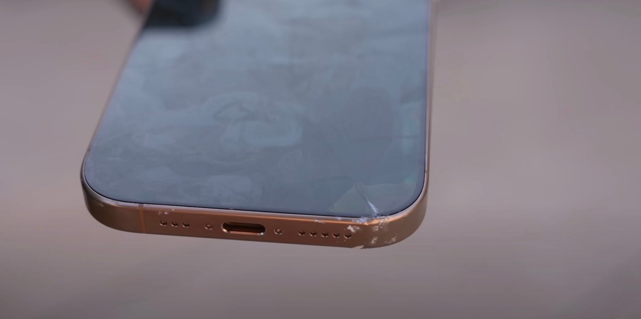 買得 落として叩いて切りつけて…過酷すぎるiPhone 16の耐久性テスト スマートフォン本体