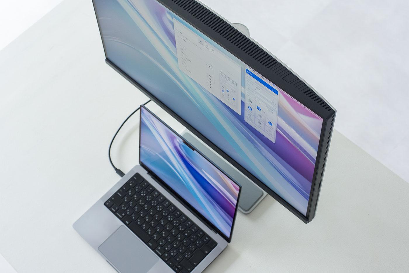 このMacBookとの一体感を見よ。BenQがMac向けディスプレイにかける本気