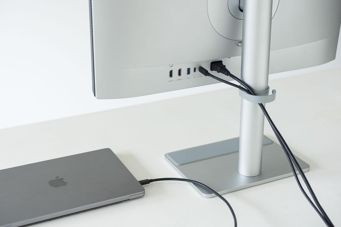 このMacBookとの一体感を見よ。BenQがMac向けディスプレイに