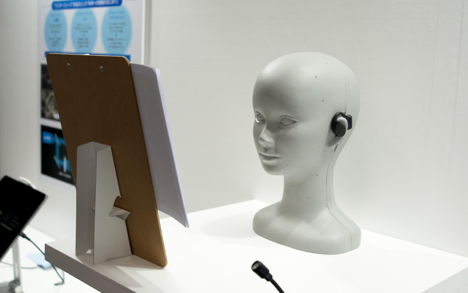 見ているものを教えてくれるよ。カメラ付きAIイヤホン | ギズモード