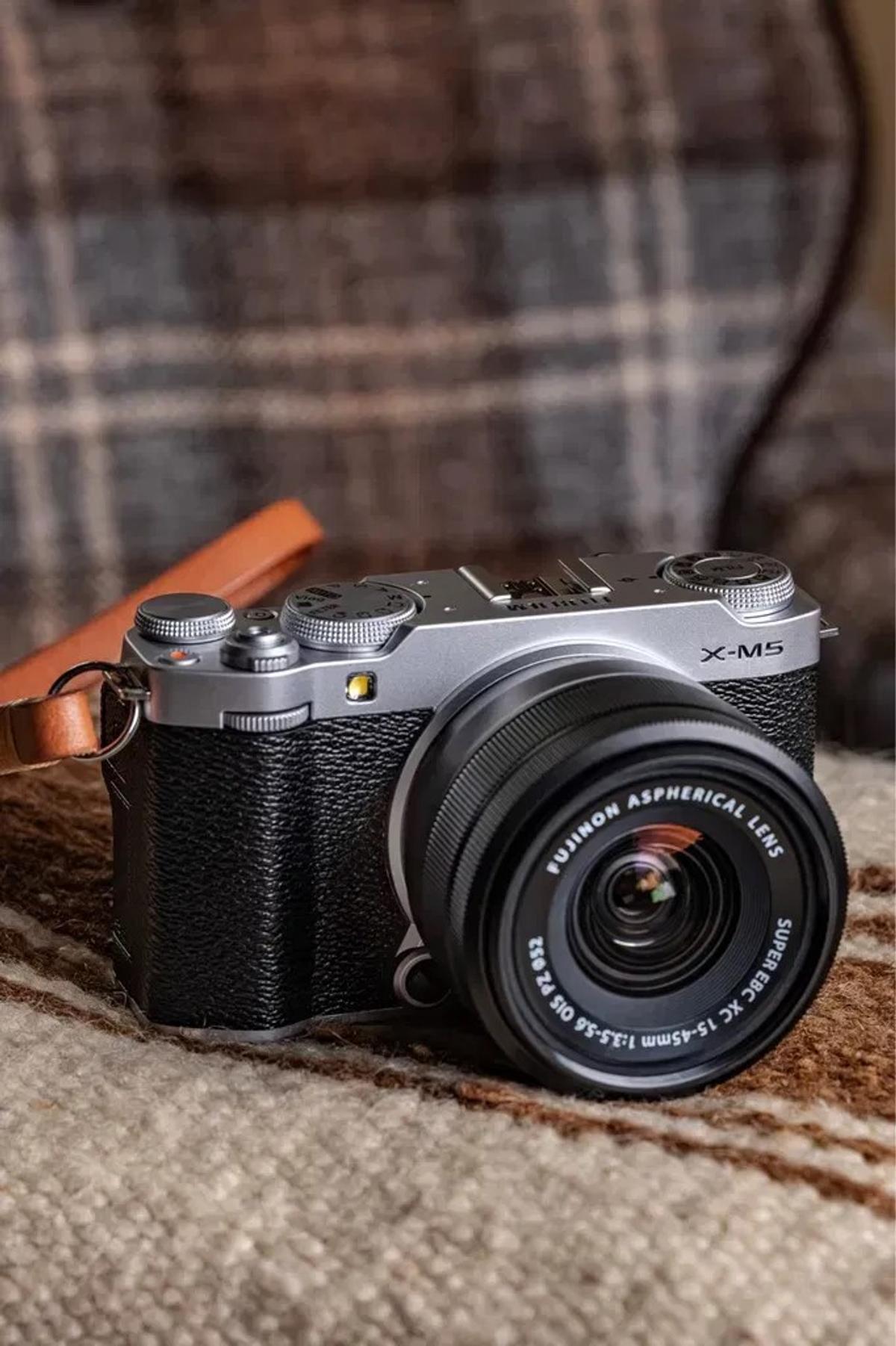 富士フイルムの動画機能強化型カメラ「X-M5」がデビュー | ギズモード 