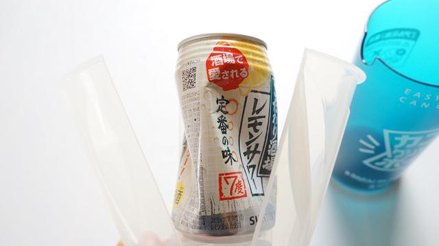 かさばる空き缶を3分の1に圧縮。秒でできるゴミ袋内の省スペース化