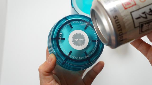 かさばる空き缶を3分の1に圧縮。秒でできるゴミ袋内の省スペース化