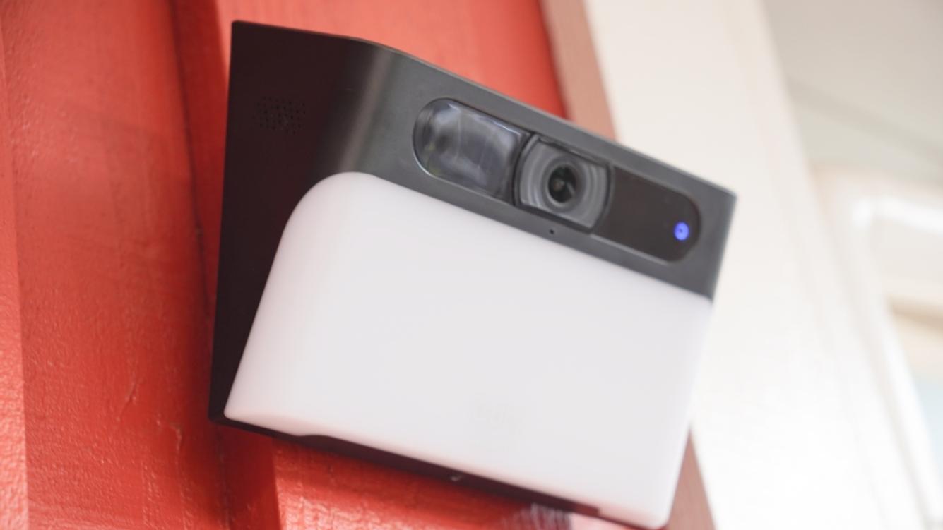 配線不要で設置できる。Ankerの「センサーライト一体型の防犯カメラ