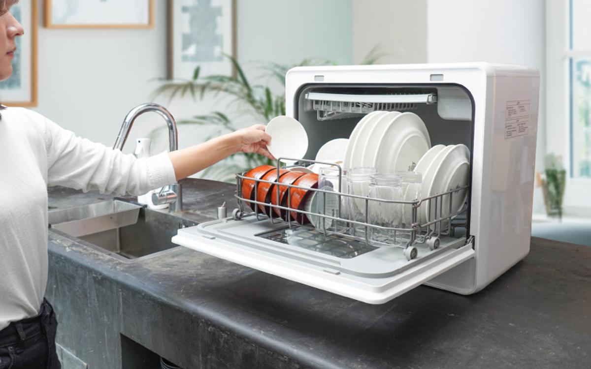 手洗いよりも節水できる。工事不要・置くだけで使える「タンク式食洗機 