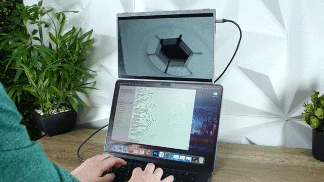 重さ580gでこの機能性！取り付け位置自由自なデュアルモニターを