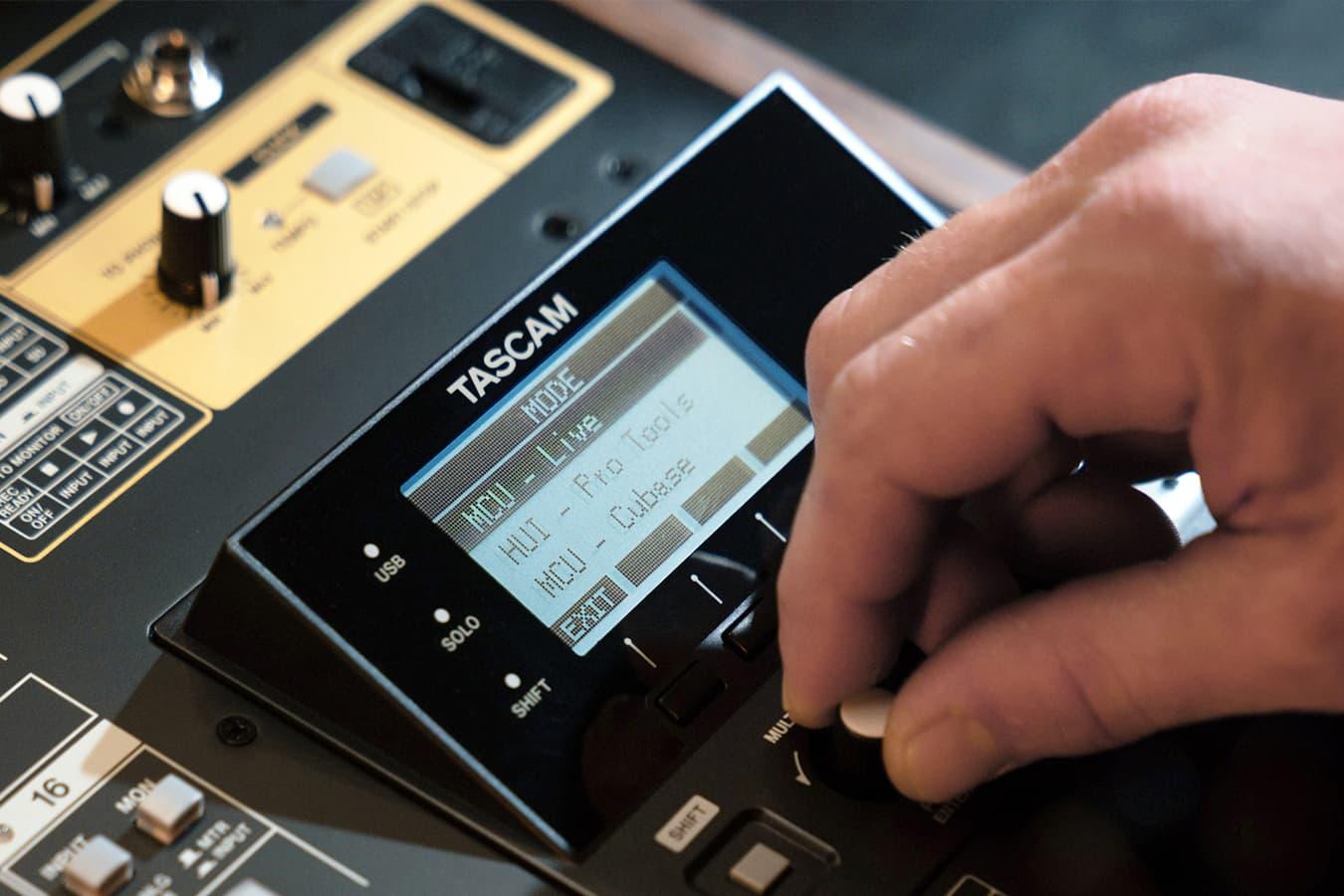タスカムの新マルチレコーダーは24トラック対応。アナログ機材とも相性