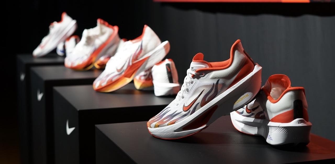 燃えよ足元、そして速くなれ。NIKEの人気ランニングシューズが 燃えよ足元、そして速くなれ。NIKEの人気ランニングシューズが