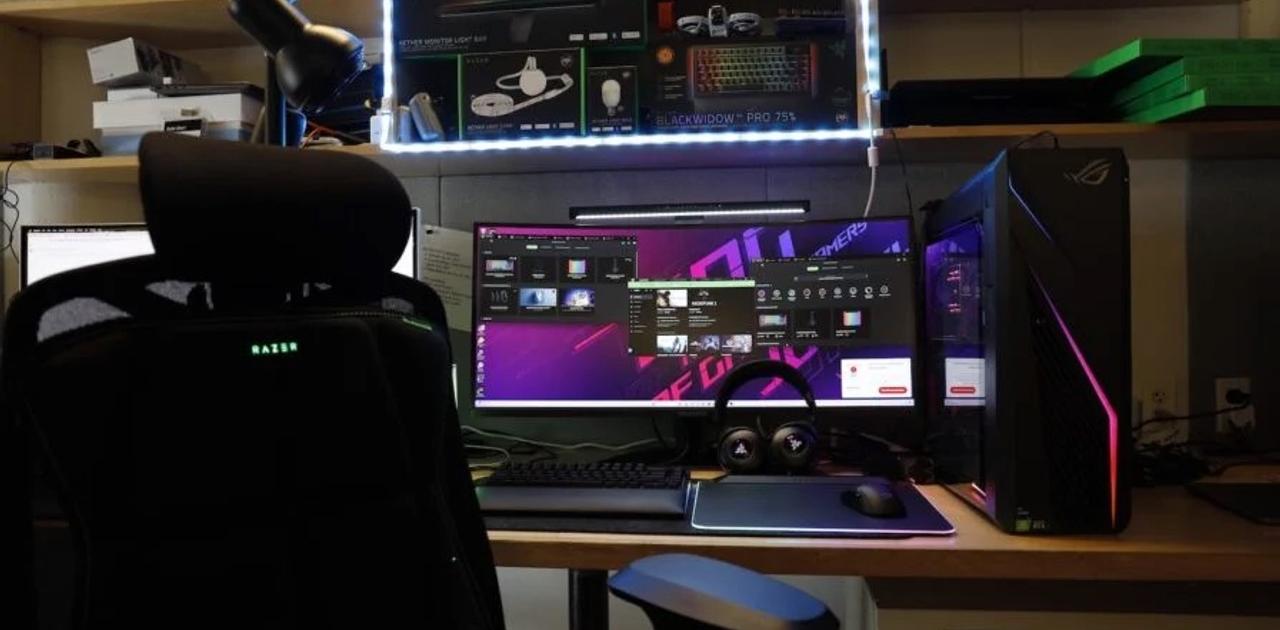 デスクトップパソコン+SAMSUNGモニター+RAZERキーボード デスクトップパソコン+SAMSUNGモニター+RAZERキーボード